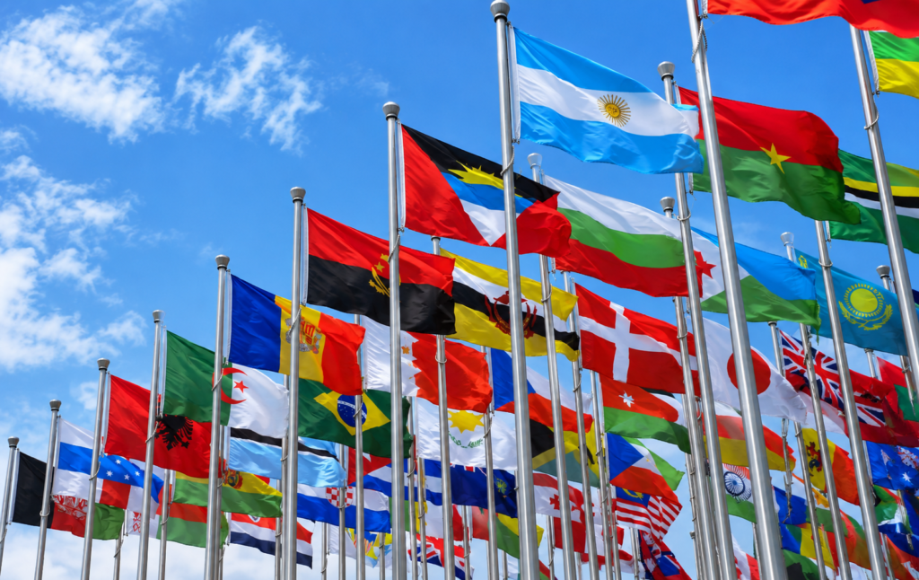 Bandeiras de diversos países representando os serviços de transporte internacional de cargas, importação, exportação e logística global da Exata Soluções Logística.